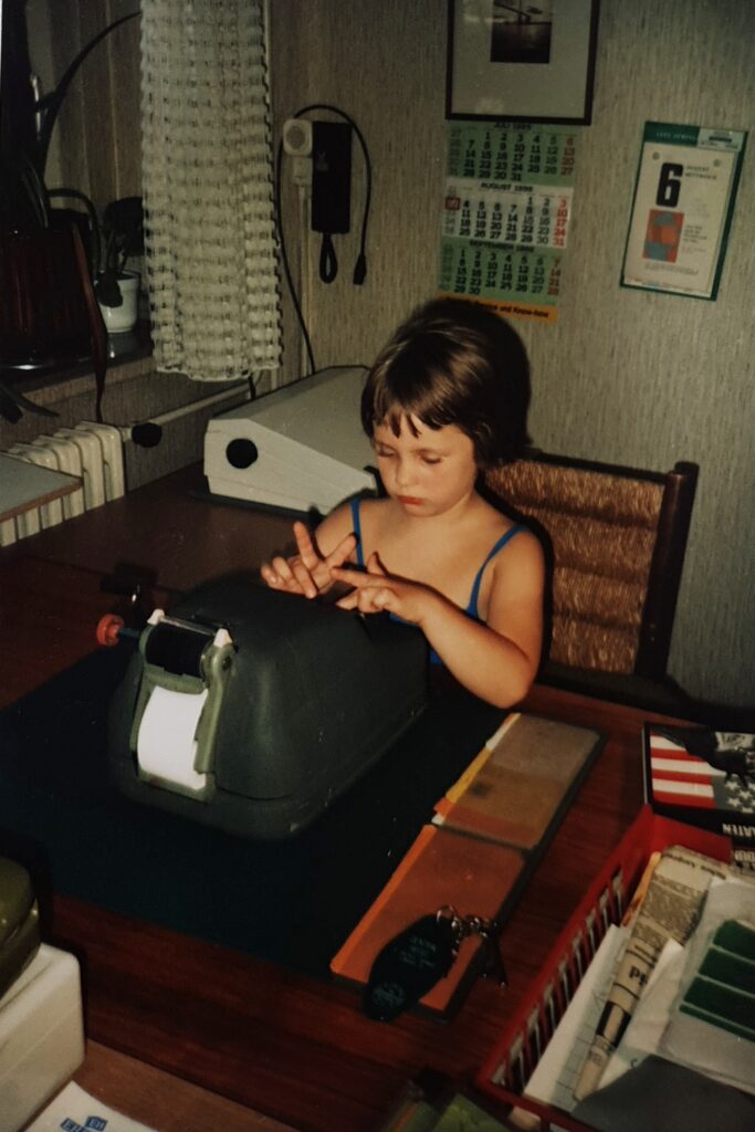 Sandra Hoffmann als 5 jährige an einer Rechenmaschine